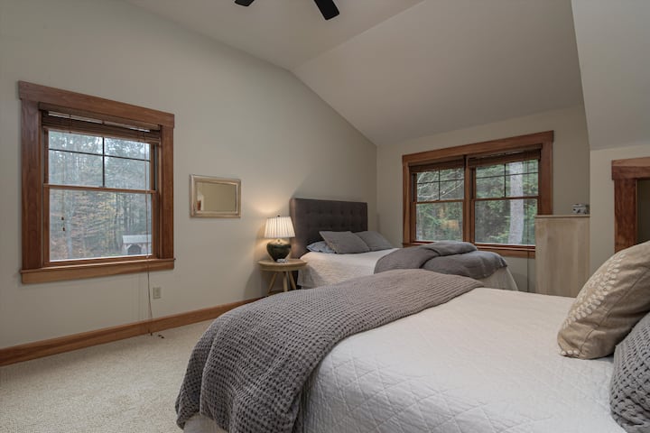 ห้องพักกว้างขวางพร้อมเตียงควีนไซส์ 2 เตียง