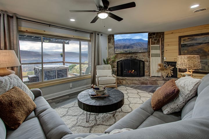 Smoky Mtn Views|hot Tub|firepit Theater| Sleeps 8 - Wears Valley, TN