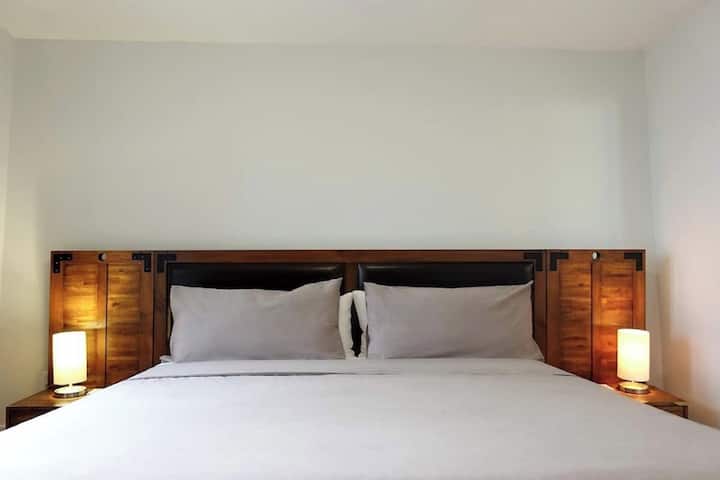 Hlavná spálňa na hlavnom poschodí s vlastnou kúpeľňou a manželskou posteľou King