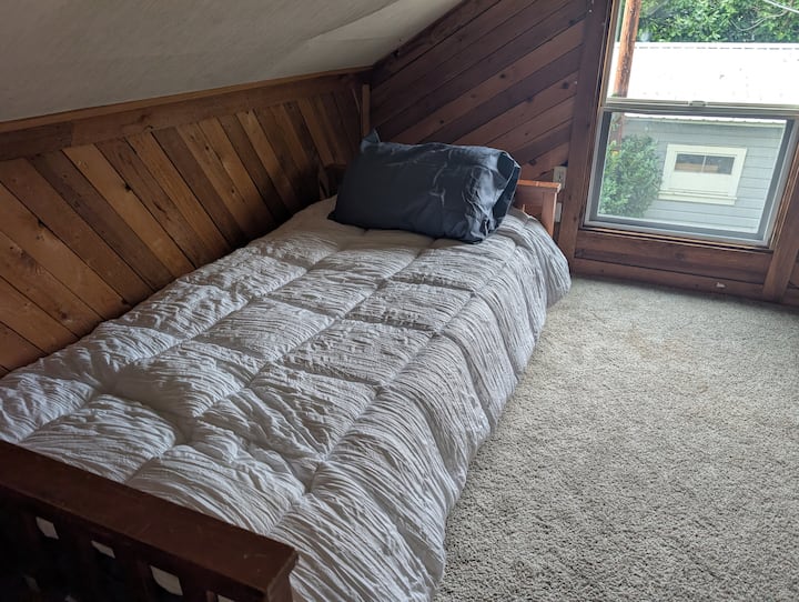 Este es un loft con una cama doble adicional. 