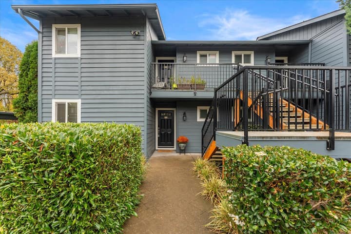 Ground Level Condo By Sunset High School - Portland, OR
