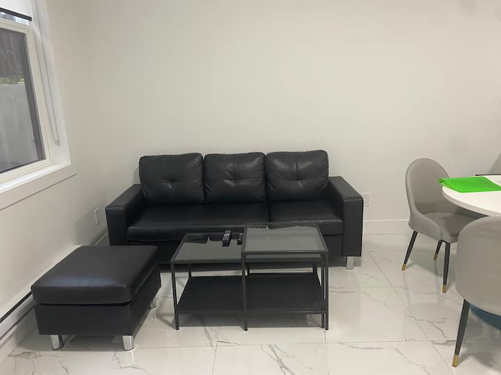 Modern 2 Bedroom Suite Located In Abbotsford Bc - 애보츠포드