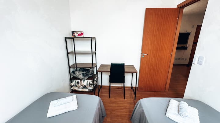 Chumba chenye starehe na mwanga wa kutosha chenye vitanda viwili vya mtu mmoja. Chumba kina dawati, kiti, kabati la vitabu lenye rafu, kinachotoa utendaji na joto kwa ajili ya ukaaji wako. Inafaa kwa marafiki, familia au sehemu za kukaa za kikazi.