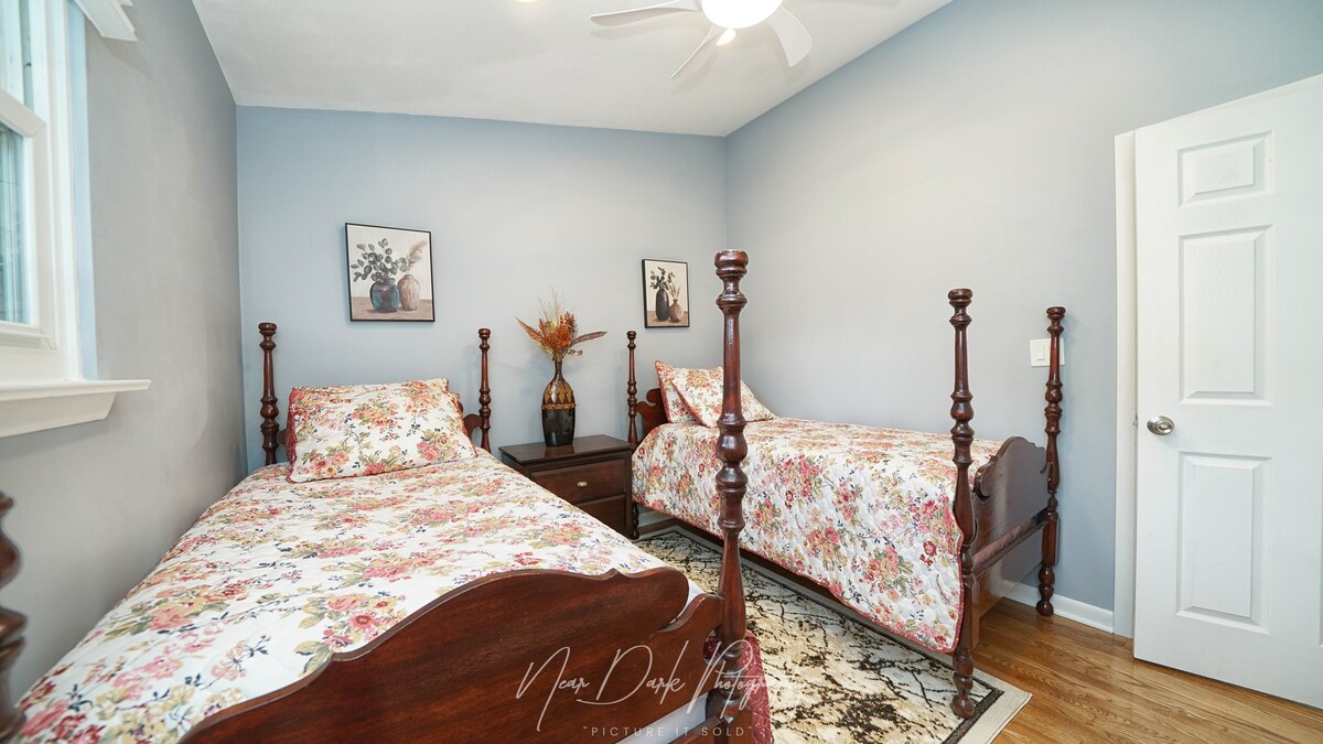 مشرق وجذاب مع سريرين صغيرين، مثالي للأطفال أو الأشقاء أو الأصدقاء المسافرين معًا.
