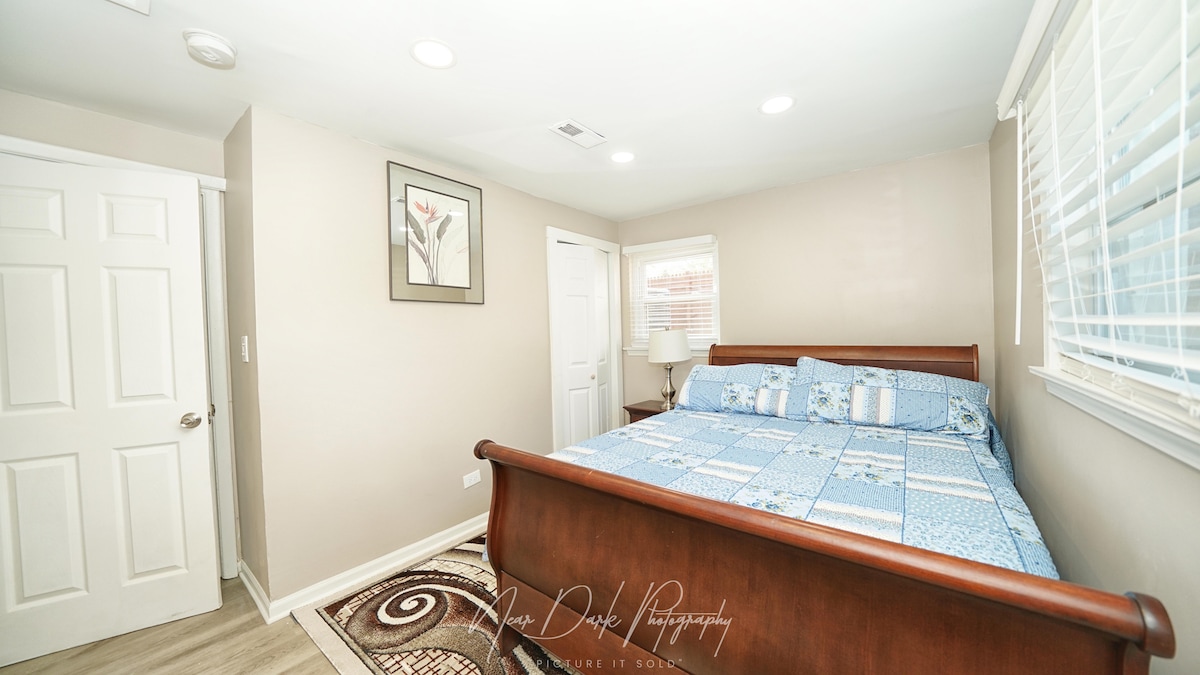 غرفة نوم أنيقة على شكل مزلقة مع أثاث خشبي كلاسيكي وديكور مهدئ لقضاء ليلة مريحة.
