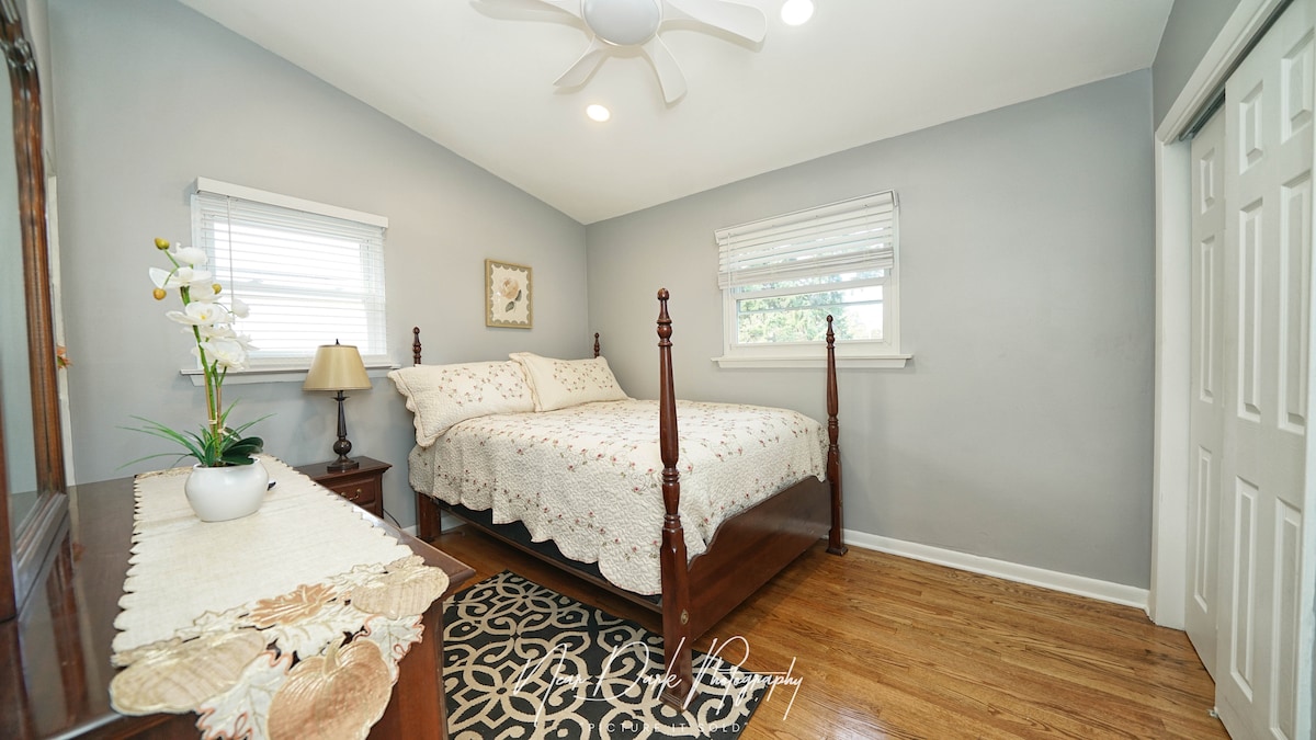 
تمزج غرفة النوم الجميلة هذه بين الأناقة الكلاسيكية والراحة. تخلق المفروشات الخشبية الغنية، والفراش المنسق بالزهور، ومروحة السقف ملاذًا هادئًا.