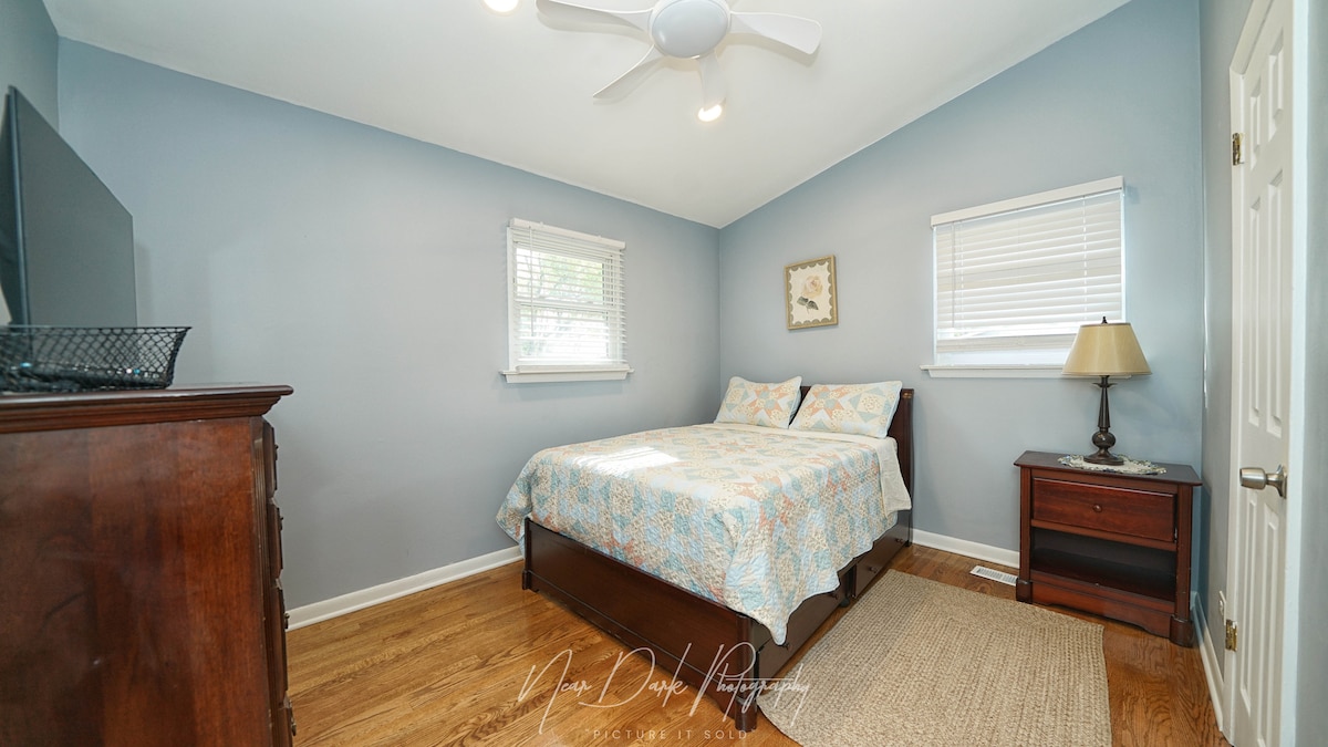 واسعة وهادئة مع سرير كامل وتلفزيون ذكي - مثالية للاسترخاء في راحة وأناقة.