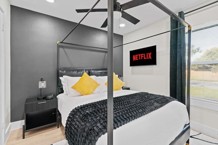 ห้องสวีทคิงไซส์ขนาดใหญ่ของคุณมอบความสะดวกสบาย ความเป็นส่วนตัว และความสะดวกสบายที่ทันสมัย