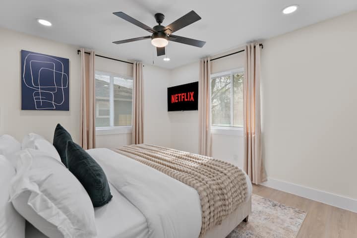 ห้องสวีทคิงไซส์ส่วนตัวของคุณ — ที่พักผ่อนที่สงบสุขที่ออกแบบมาเพื่อการพักผ่อนอย่างเต็มที่