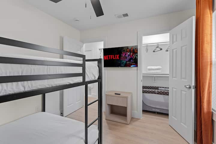 ที่พักที่เป็นมิตรกับครอบครัวของคุณ — เตียงสองชั้น เตียงเด็ก และสมาร์ททีวีเพื่อความสะดวกสบายของทุกคน