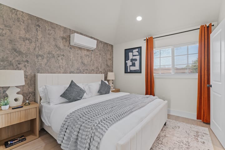 ห้องพักขนาดควีนไซส์ที่อบอุ่นของคุณ — ออกแบบมาเพื่อความสะดวกสบาย การพักผ่อน และความเงียบสงบ