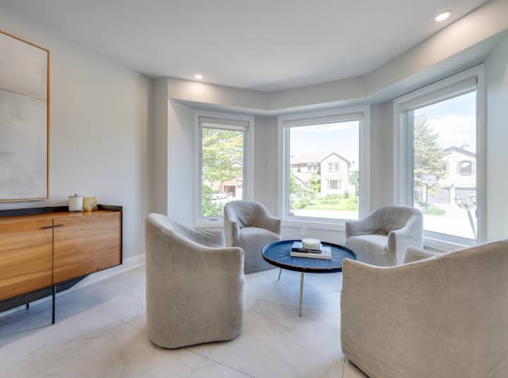 Modern Comfort Meets Luxury – Executive Glasshouse - Gatineau