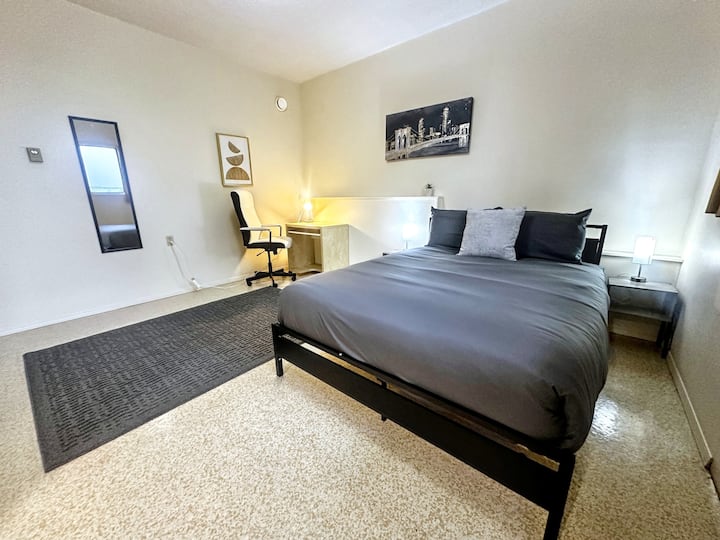 Peaceful Forest Bedroom In Colwood House - Langford