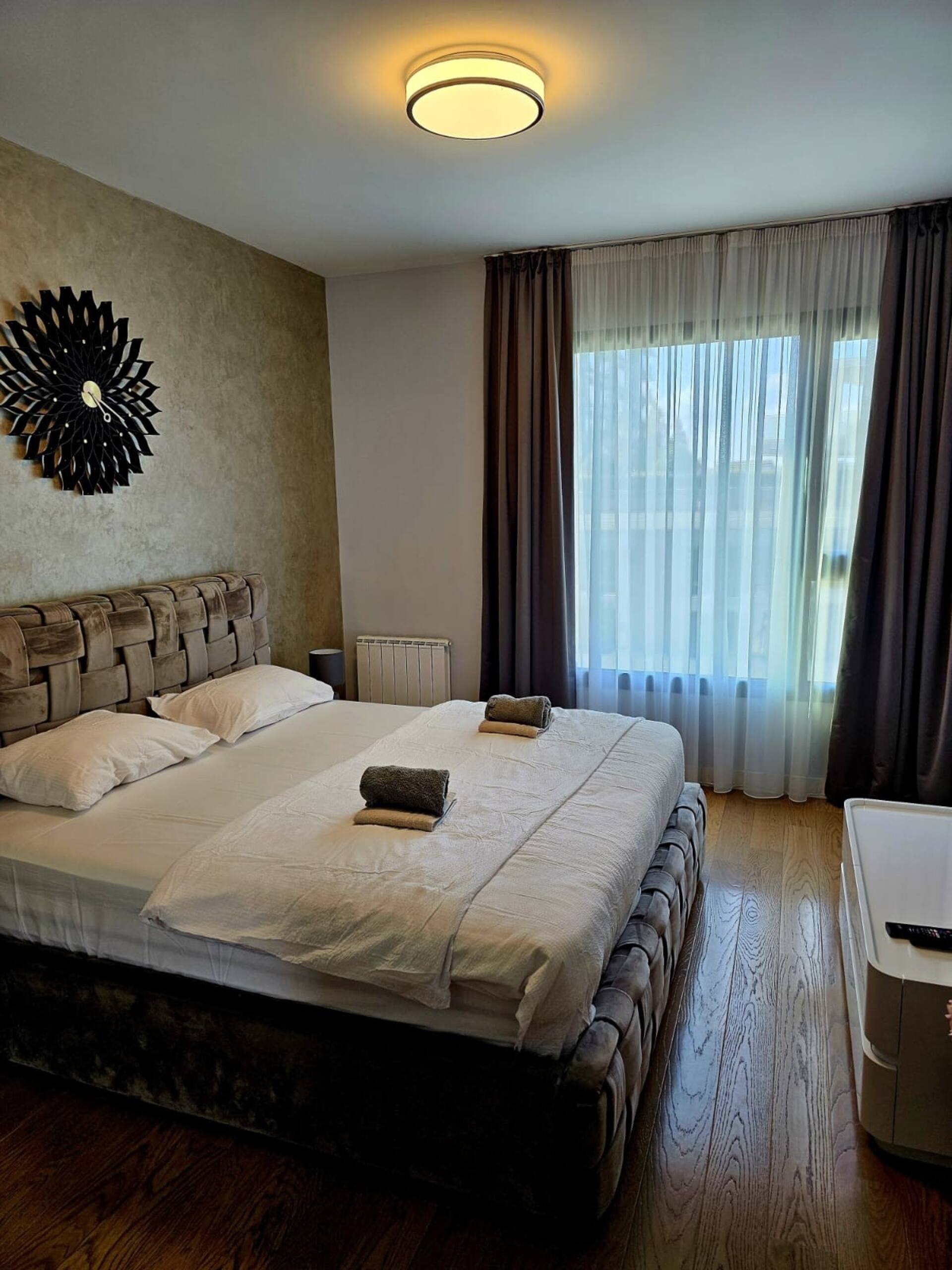 Luxury Waterfront Apartment w/ Parking — photo 3