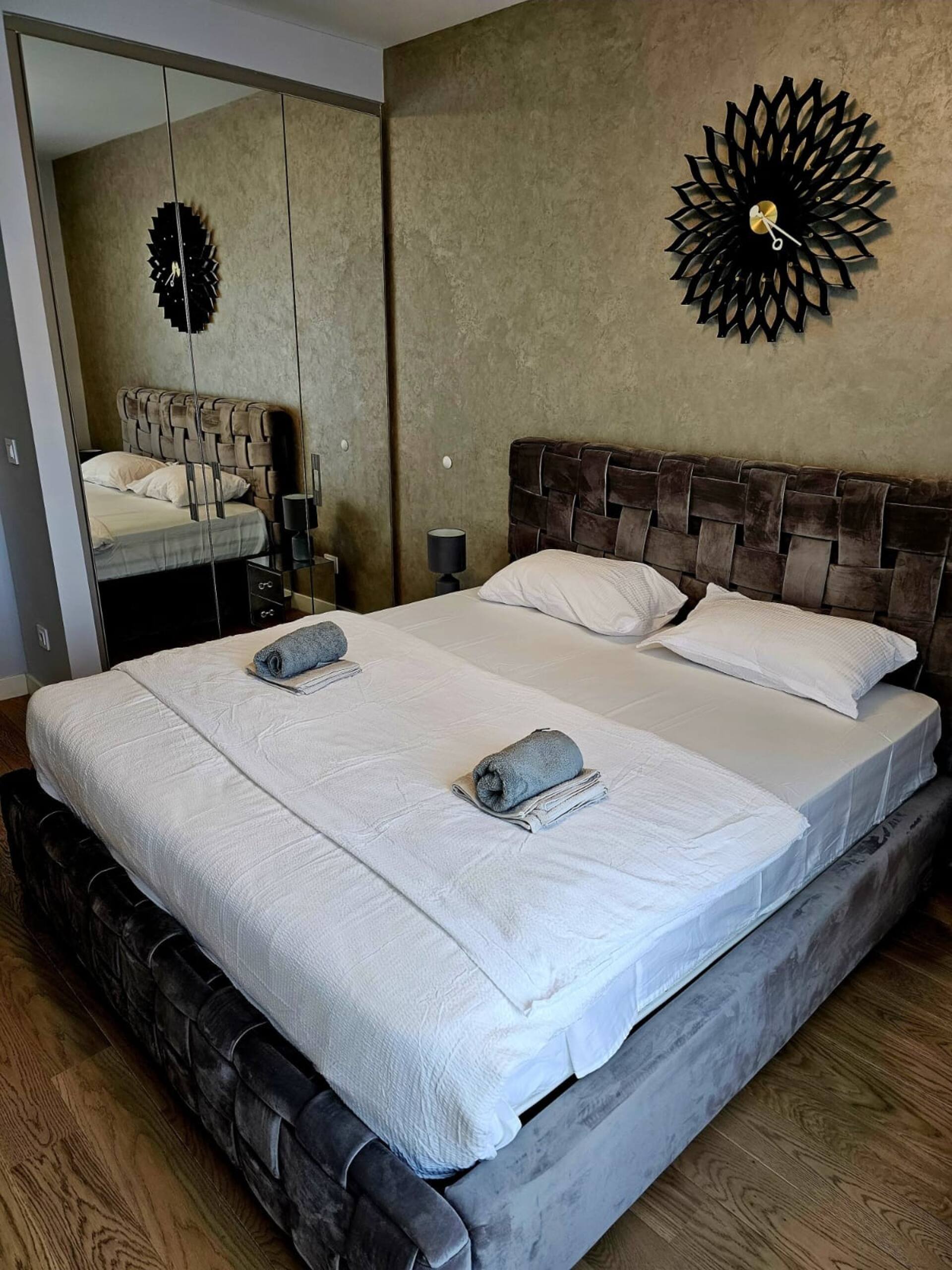 Luxury Waterfront Apartment w/ Parking — photo 4
