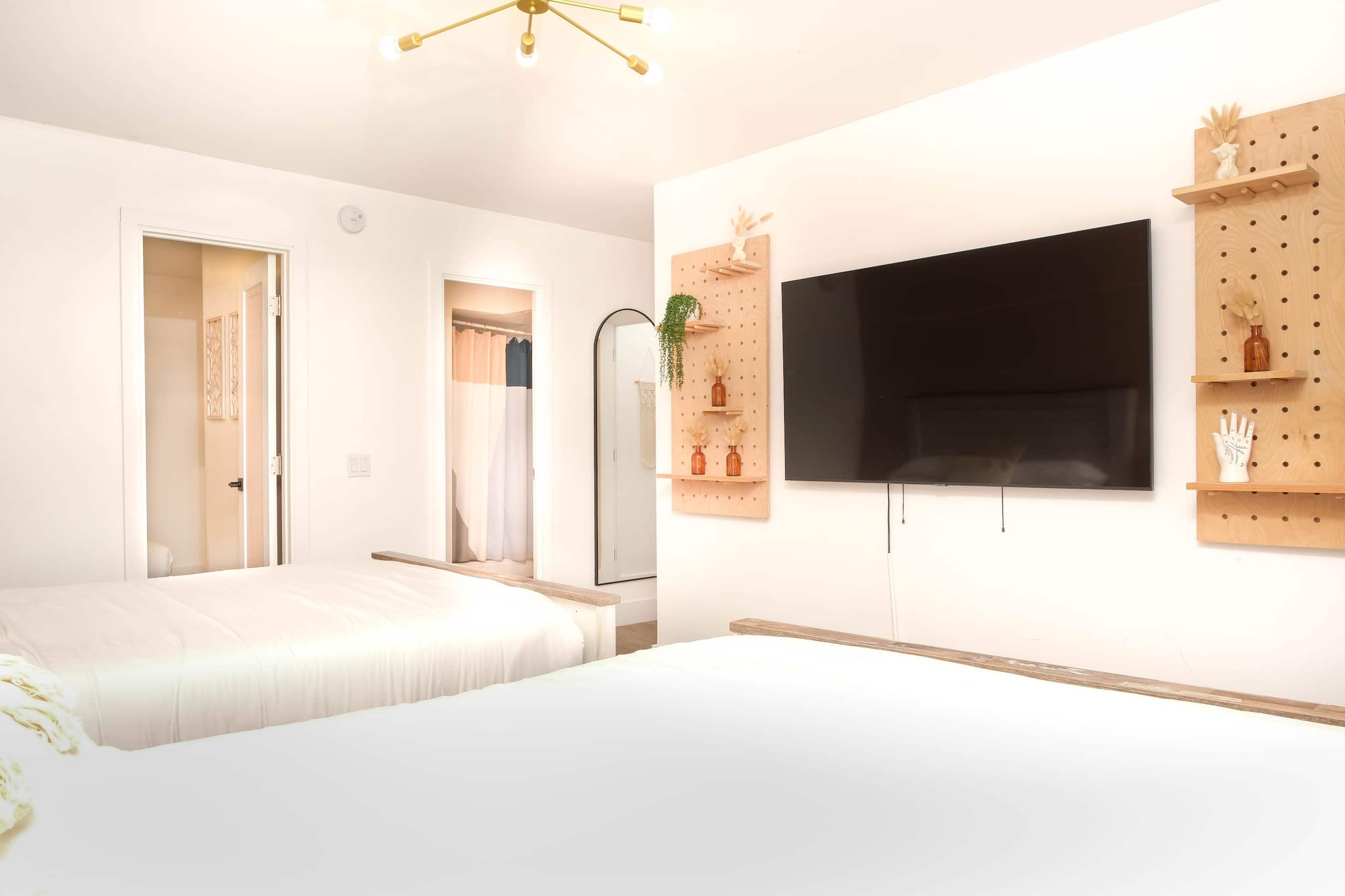 Boho Retreat in Heart of Waikiki Walk to the Beach - Image 25