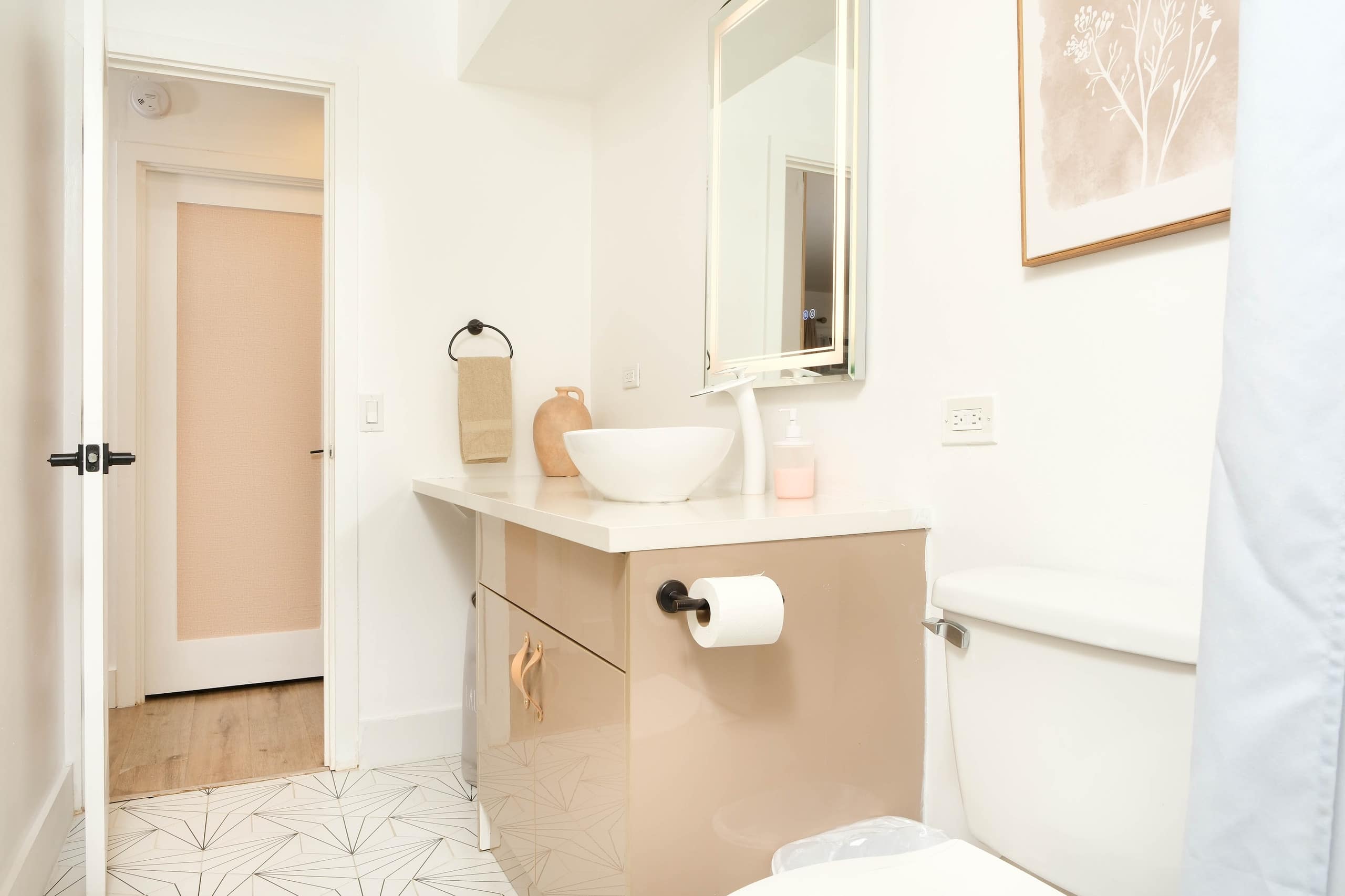 Boho Retreat in Heart of Waikiki Walk to the Beach - Image 20