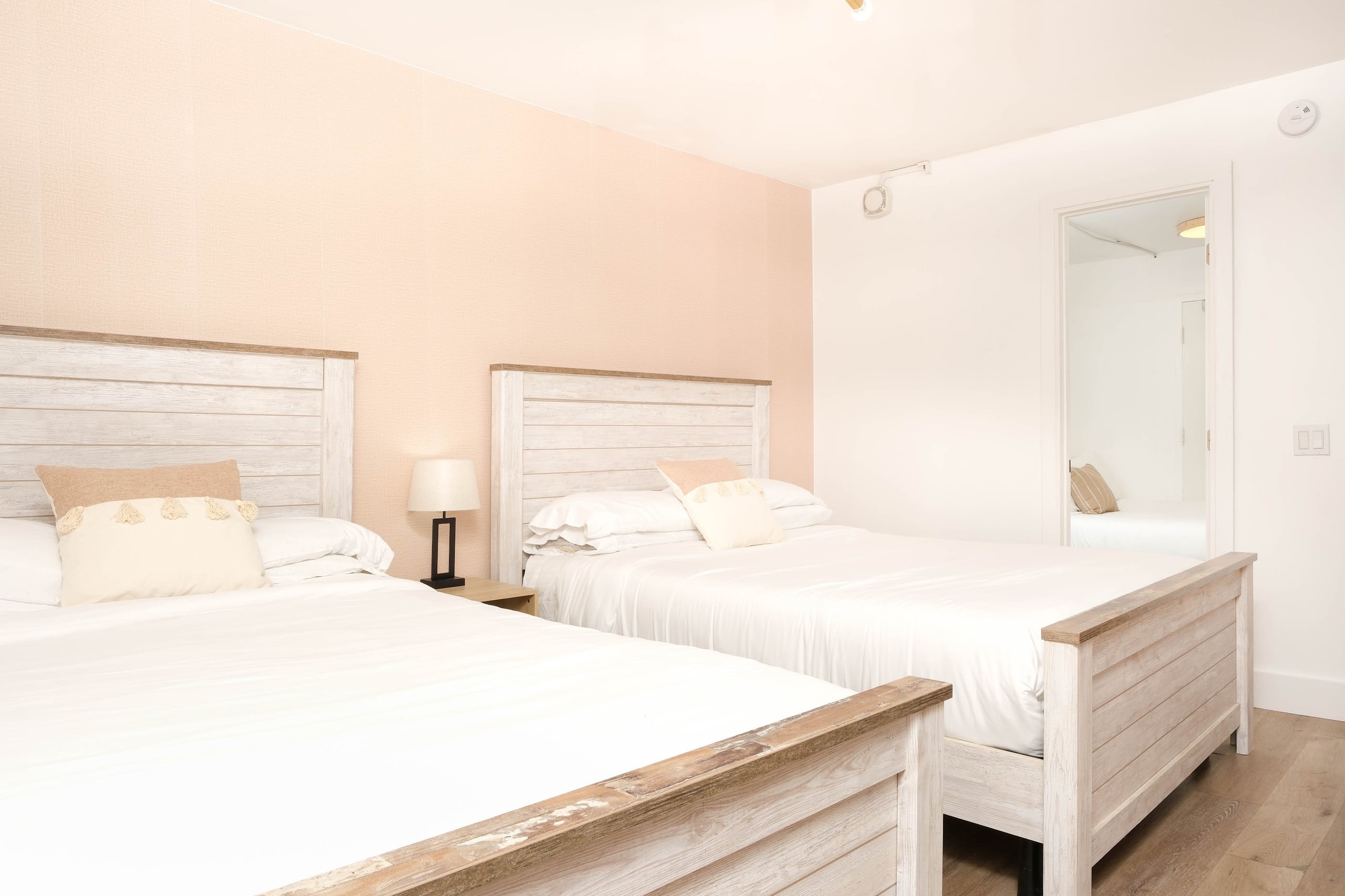 Boho Retreat in Heart of Waikiki Walk to the Beach - Image 9