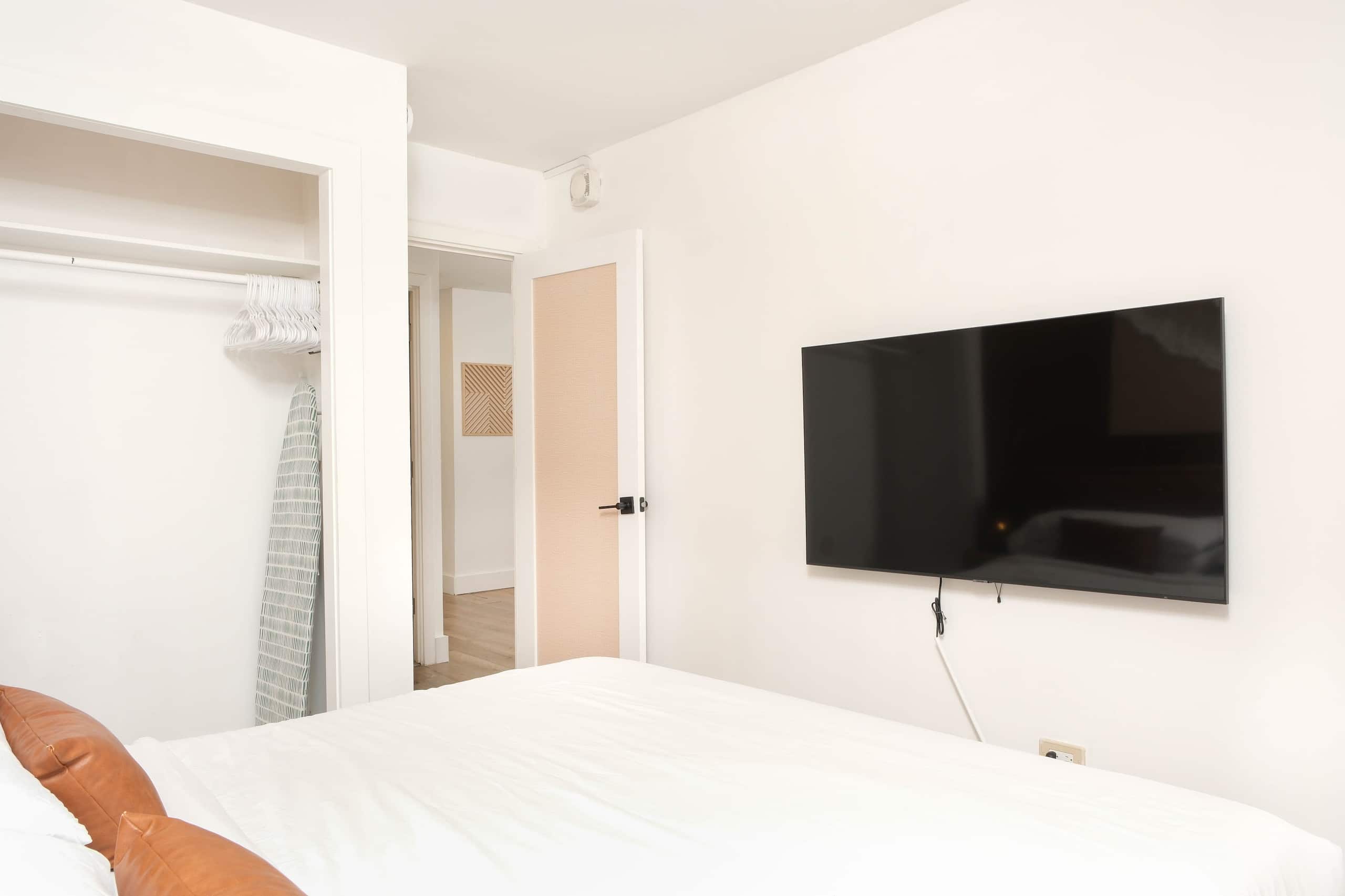 Boho Retreat in Heart of Waikiki Walk to the Beach - Image 13