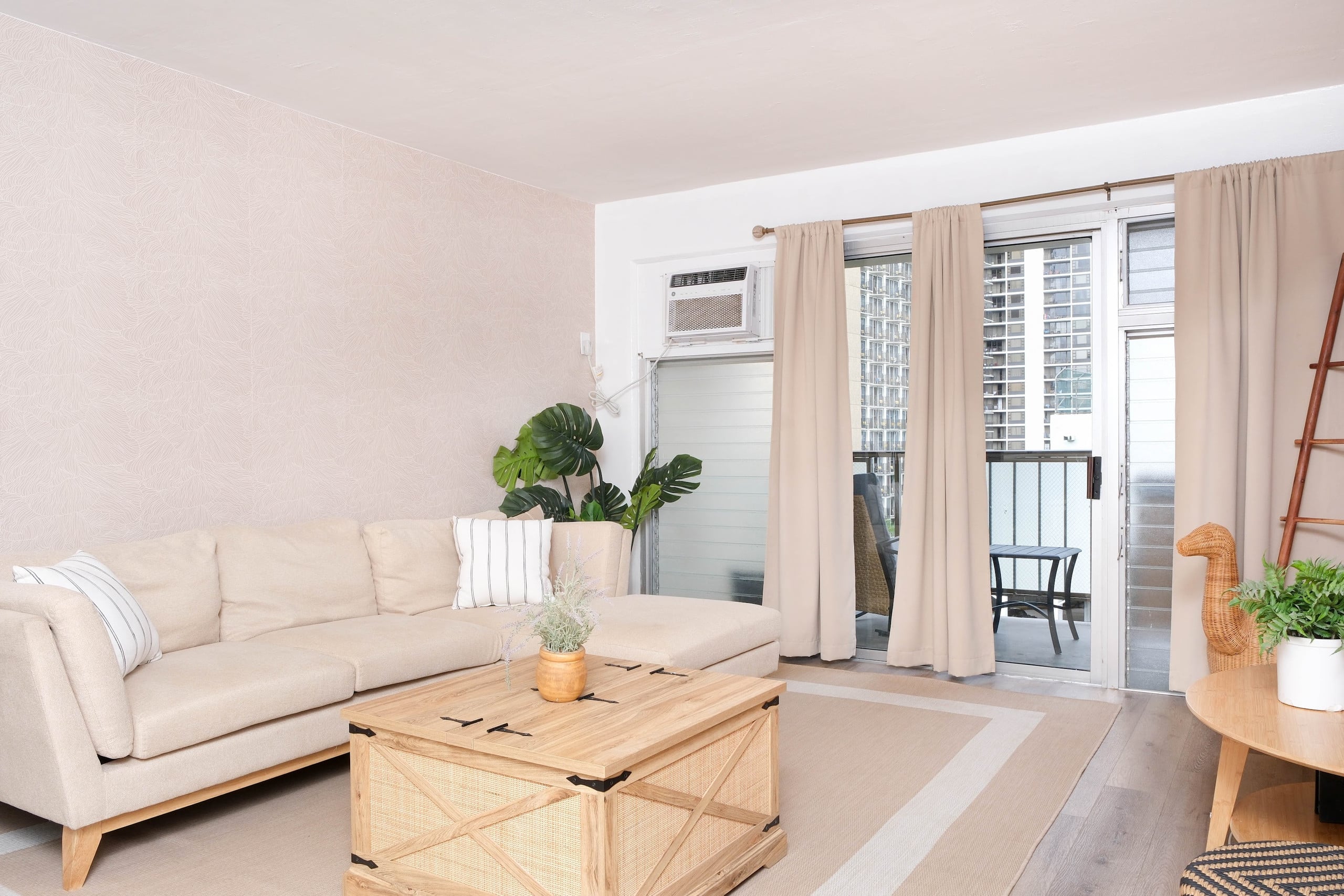 Boho Retreat in Heart of Waikiki Walk to the Beach - Image 3