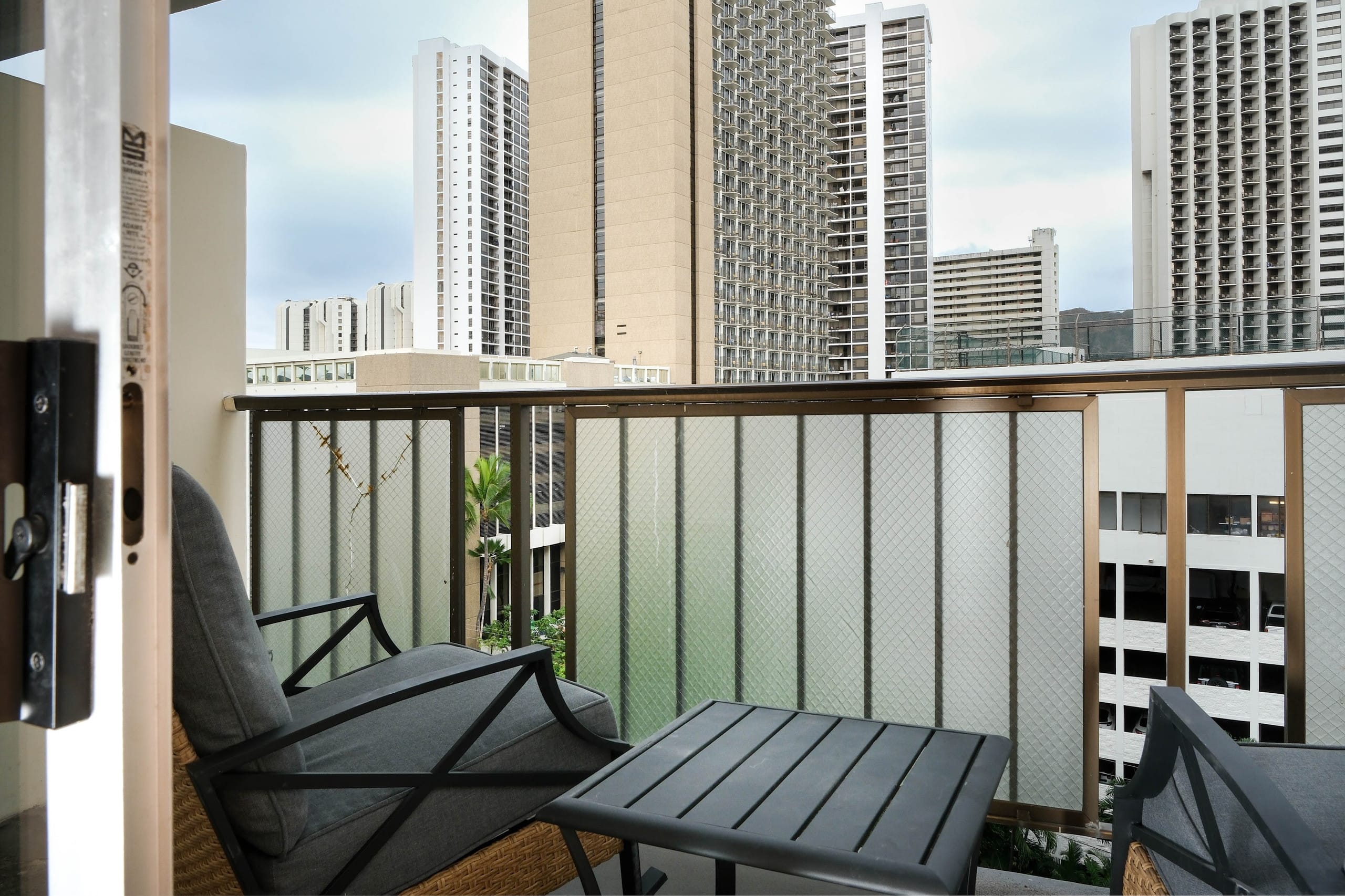 Boho Retreat in Heart of Waikiki Walk to the Beach - Image 22