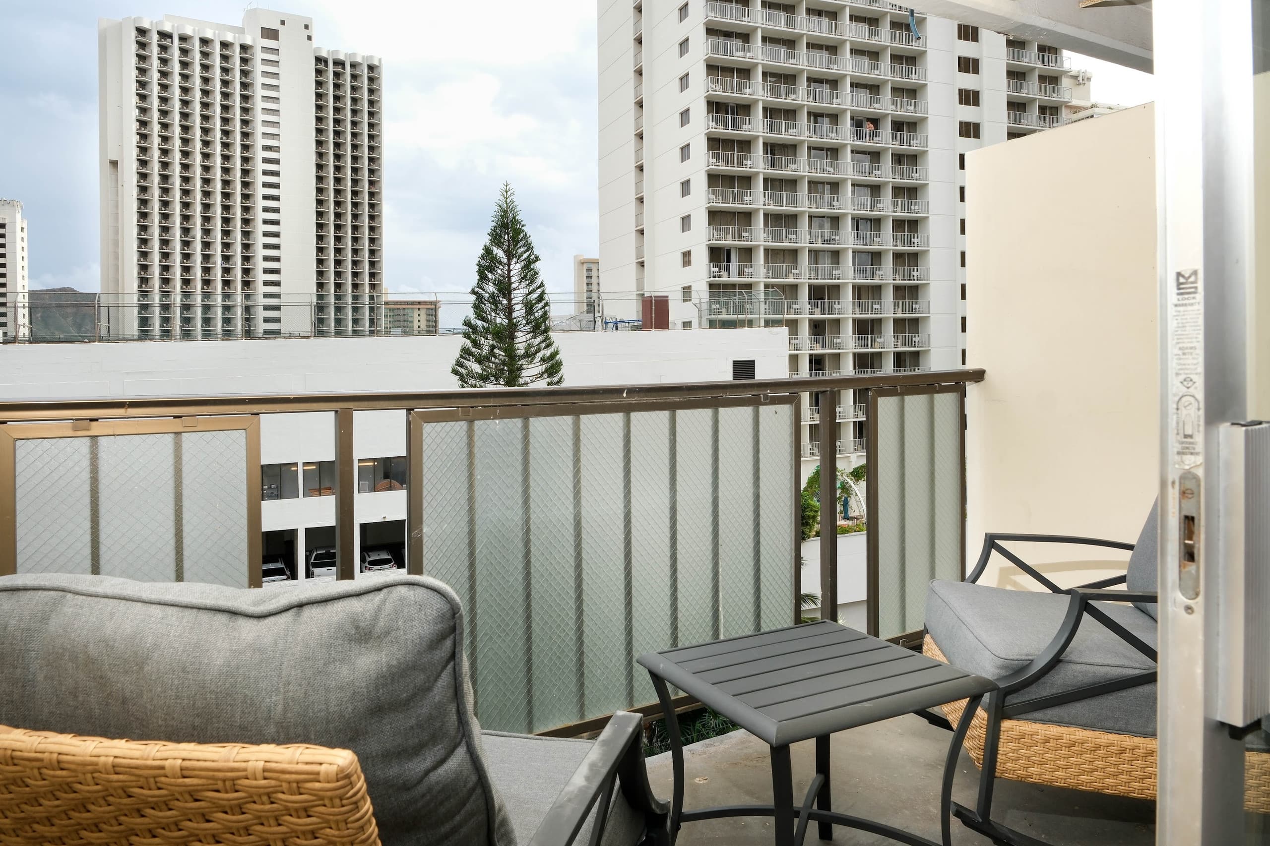 Boho Retreat in Heart of Waikiki Walk to the Beach - Image 21