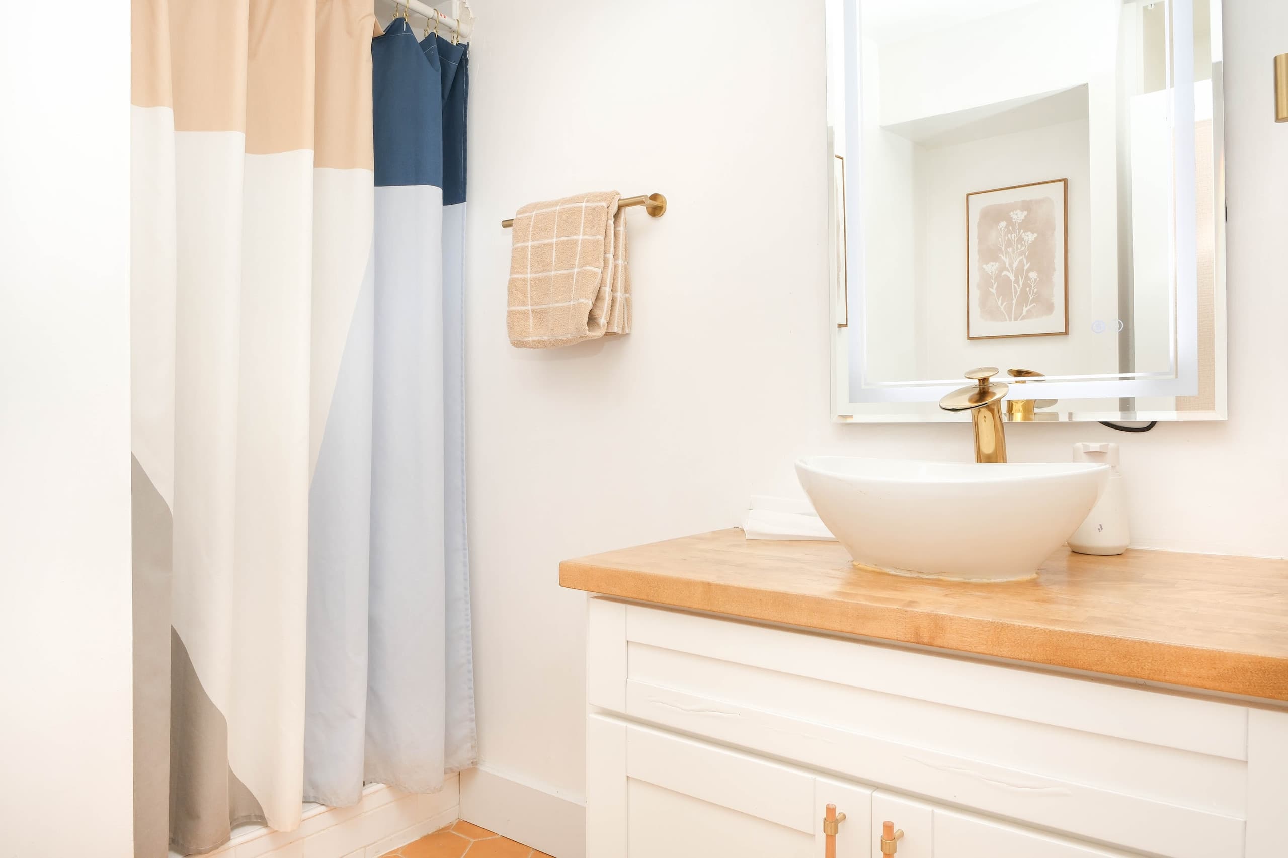 Boho Retreat in Heart of Waikiki Walk to the Beach - Image 17