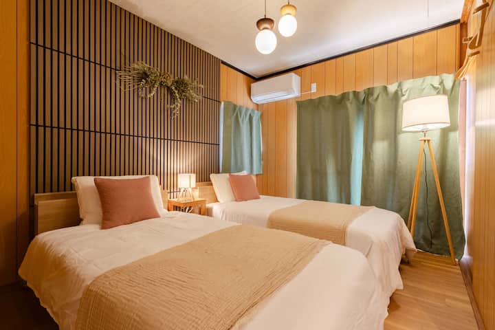 シングルベッド2台、エアコン、シーツ類、ハンガー、ワークデスク、チェア