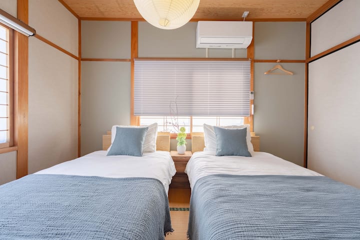 シングルベッド2台、エアコン、シーツ類、ハンガー