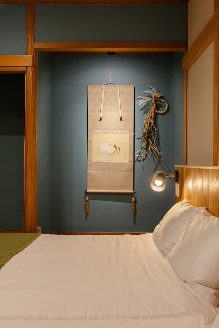 ルームAの一角にある日本家屋の伝統的な空間である床の間(Tokonoma)。
旅の途中に、少しだけ“日本の心”を感じていただける場所。
掛け軸がそっと語る静けさと温もりをお楽しみください。