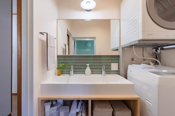 ２人同時に使用できる大きな洗面台です。