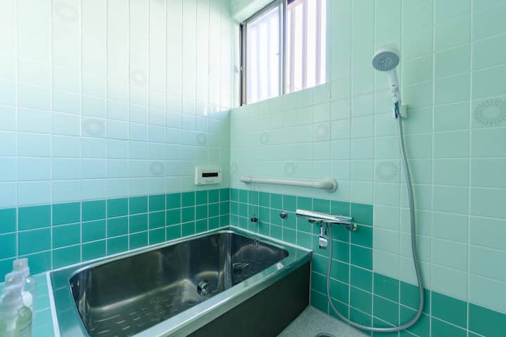 浴槽はステンレスを磨き上げて綺麗な状態です。日本の古き良き雰囲気を残したタイル貼りの壁がとても落ち着く空間です。