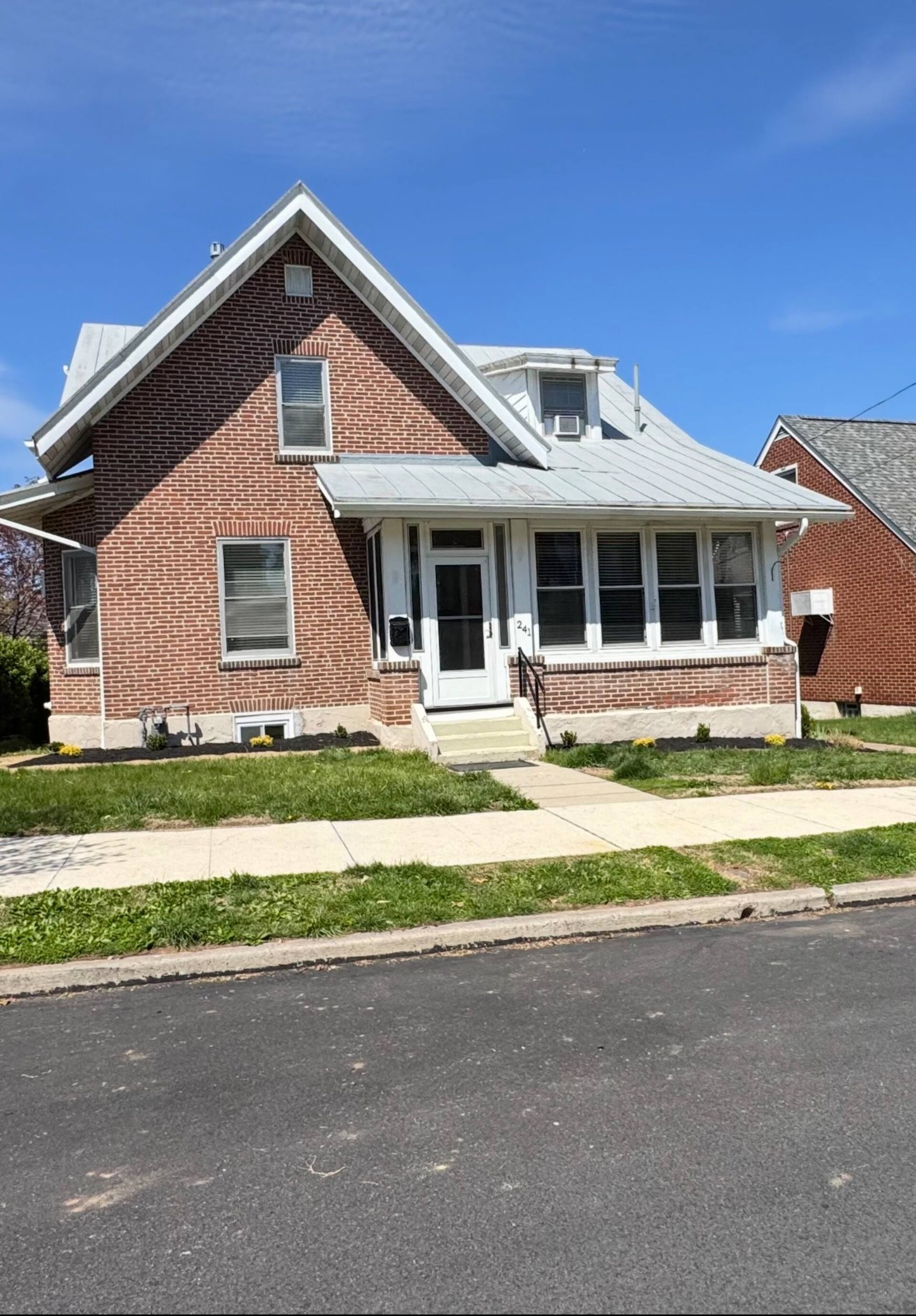 Walk to Downtown | 4BR Single w/ Parking & Nursery