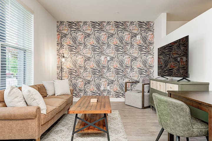 Butterfly Haven - 1 King Bed/1bth Studio - Cambridge Cove, McCordsville