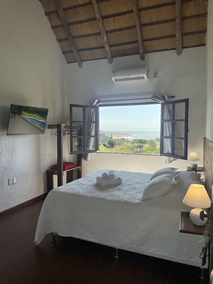 Dvokrevetna soba s bračnim krevetom i pogledom na ocean.