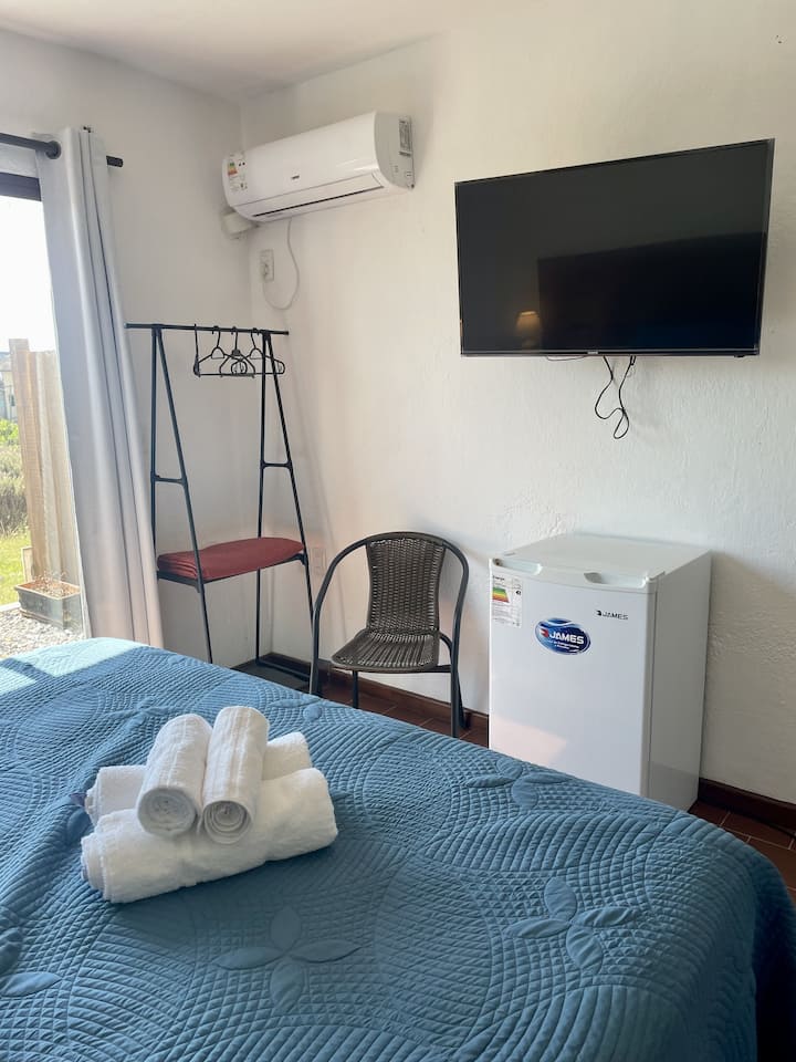 Soba s bračnim krevetom (180 – 220 cm) i pogledom na bazen. Ima vlastitu terasu s izlazom u vrt, minibar, TV i klima-uređaj.