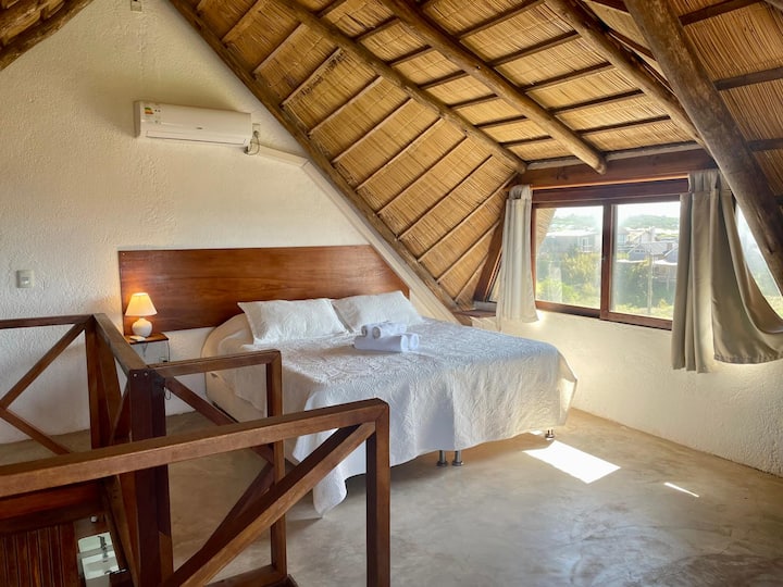 Gornji kat četverokrevetne sobe s pogledom na ocean. 