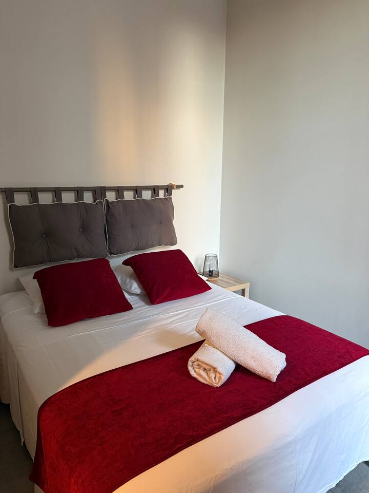 Una cama doble de 140x190 (ropa de cama y toallas no incluidas, disponibles opcionalmente)