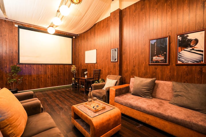 Cine Castle 4bhk Villa W/ Private Theatre & Garden - Bangalore
