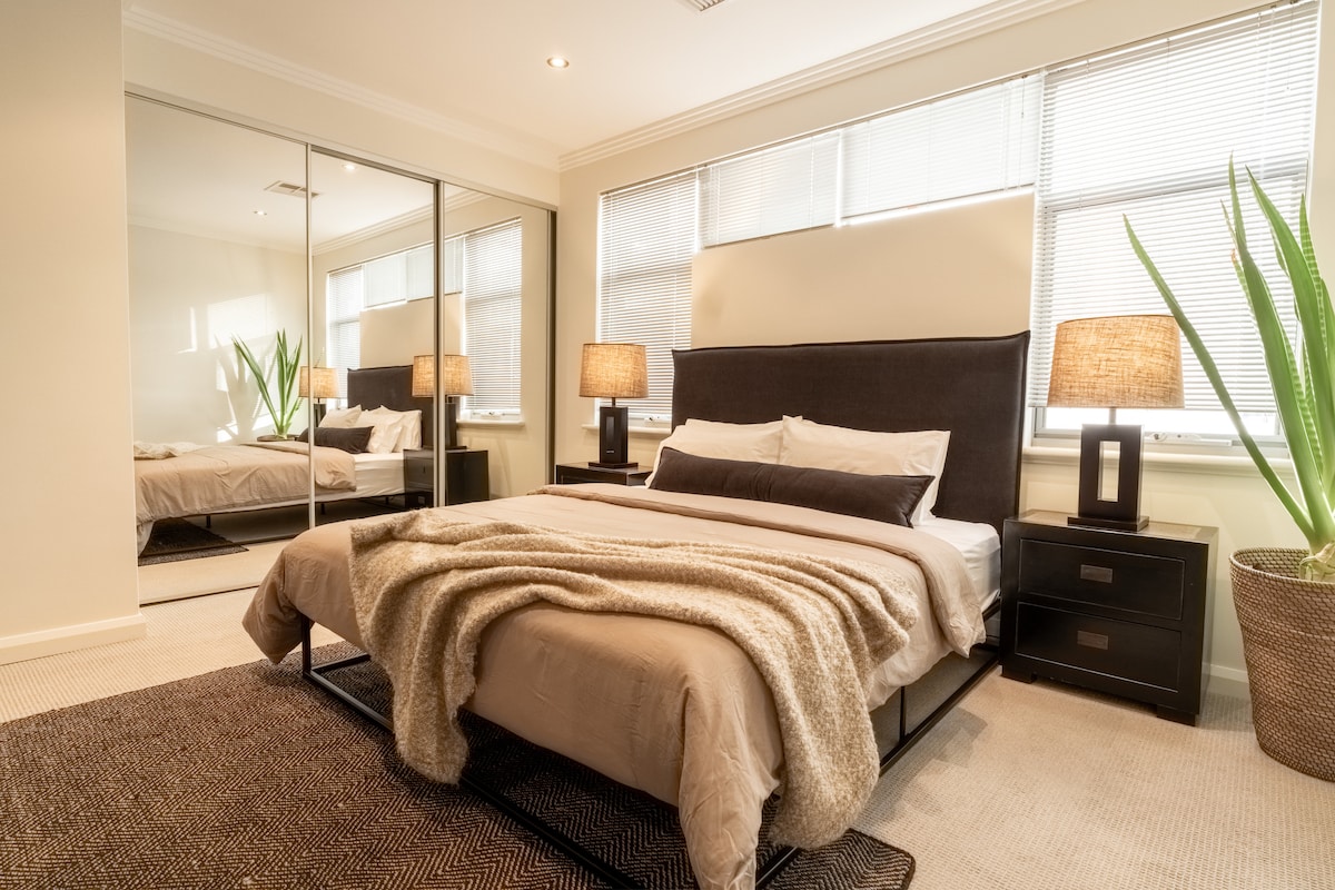 Кревет 1 – брачен кревет (широк 180 – 200 см) со сопствена бања и спа