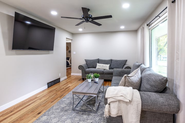 Charming Newly Renovated Ranch In West Des Moines! - West Des Moines, IA
