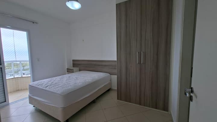 ლუქს‑კლასის ნომერი კონდიციონერითა და აივნით, რომლიდანაც ზღვა იშლება