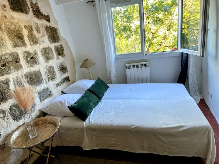 Pohovka premeniteľná na pohodlnú manželskú posteľ