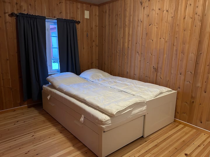 בחדר השינה 1 יש וילונות האפלה ומיטה זוגית (160x200) עם מזרנים חדשים, טובים ומוצקים. מקום למיטת ילדים על הרצפה (ניתן לשאול מיטת נסיעות, מזרן, שמיכה וכיסוי מיטה בתשלום).