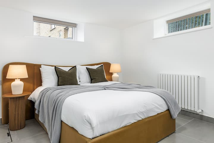 Tercer dormitorio doble: moderno, acogedor y de buena relación calidad-precio para grupos o familias que necesitan camas adicionales.
