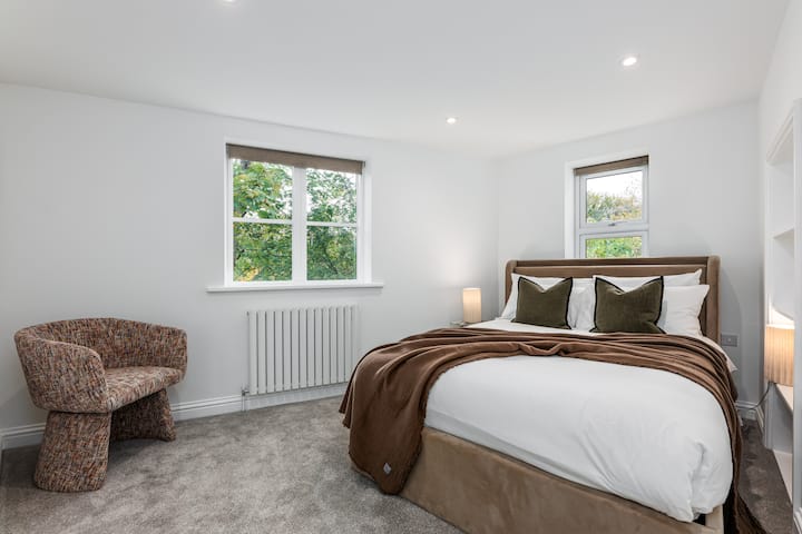 Otro dormitorio tamaño king, igualmente acogedor, con una decoración minimalista y elegante que crea un refugio tranquilo.