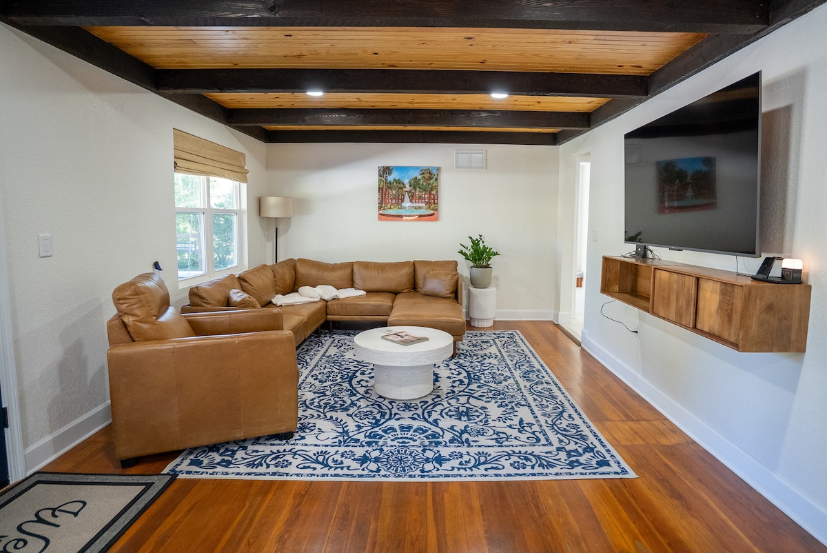Top performing Airbnb: Large 7BR + Guest House | Minnesota Manor in De Land