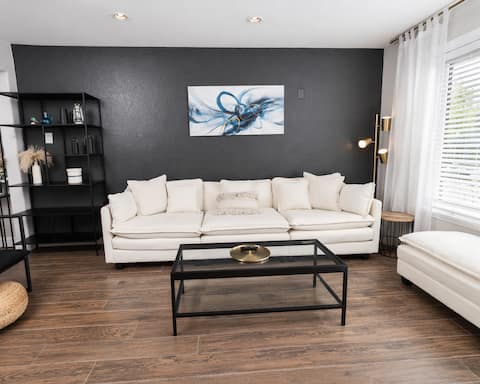 Top performing Airbnb: Relaxing Pool + Outdoor TV | Spacious 3/3 Retreat in San Antonio