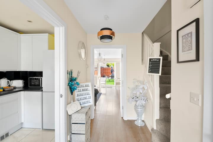 Reading Centre Sleeps 8 With Parking - Reading