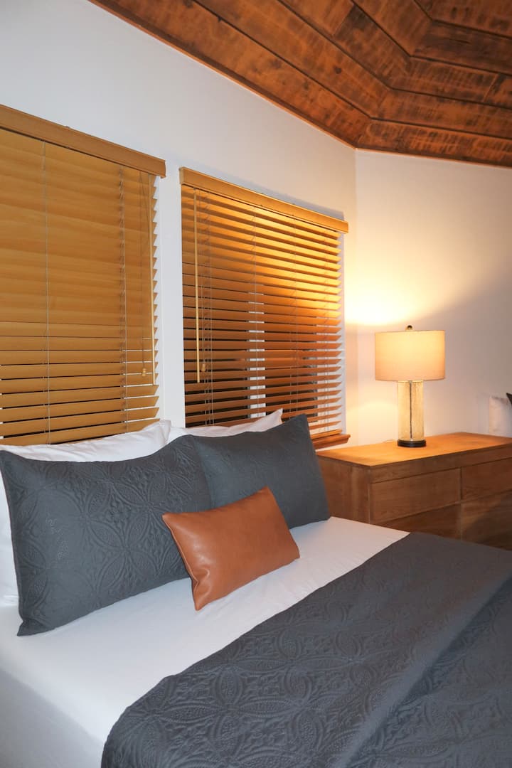 Los tonos suaves, la decoración sencilla y un ambiente relajado hacen de esta habitación la combinación perfecta de comodidad y funcionalidad.